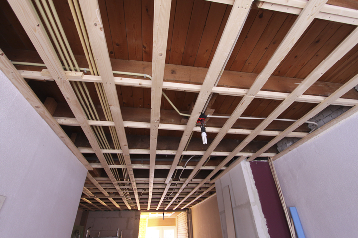 Verbouwing Week 10 woonkamer plafond geraggeld;